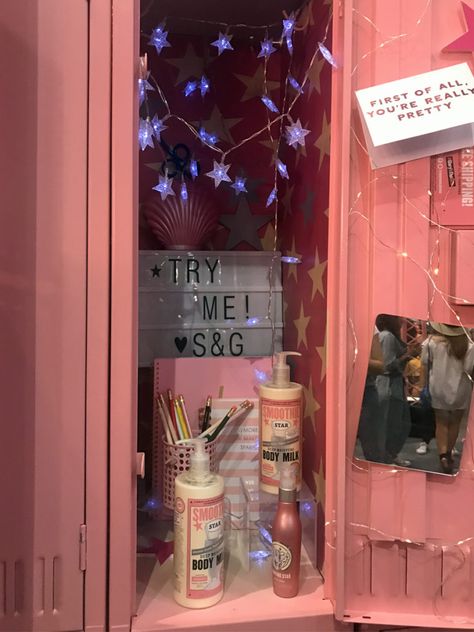 Aesthetic Locker Decor, Seventies Aesthetic, Locker Essentials, School Locker Decorations, Middle School Lockers, Locker Ideas, Bendy Candles, Pink Bedroom Design, Locker Designs