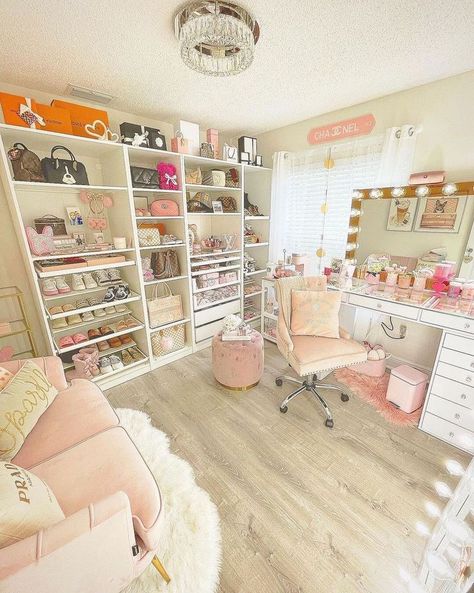 Photo Corner Ideas, Spare Room Walk In Closet, Diy Custom Closet, Girl Apartment Decor, Beauty Room Vanity, Girly Room Decor, Creative Closets, Cute Living Room, Dream Closet Design