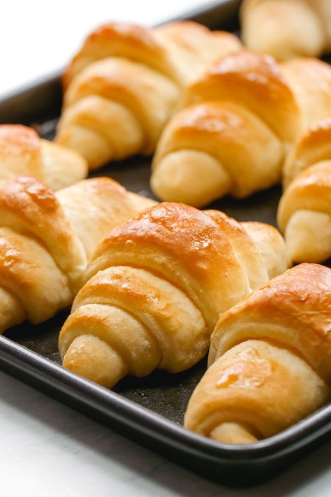 Buttery, browned, delicious crescent rolls. Runza Recipe, Easy Crescent Roll Recipes, Crossant Recipes, Basic Bread Recipe, Homemade Crescent Rolls, Cups Recipes, Cheese Taco, Sweet Dinner Rolls, Fresh Baked Bread