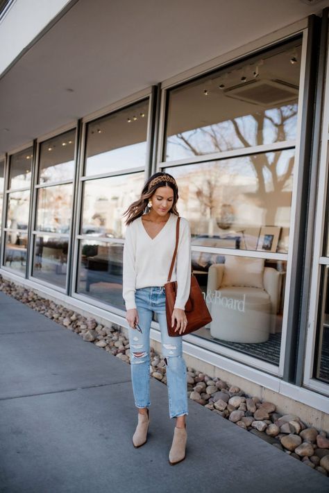 Light Distressed Jeans Outfit, Cream And Jeans Outfits, Cream Sweater Outfit Fall, Light Cropped Jeans Outfit, Ankle Boots Spring Outfit, Beige Suede Ankle Boots Outfit, Cream V Neck Sweater Outfit, Light Jeans Winter Outfit, V Neck Sweater Outfit Women