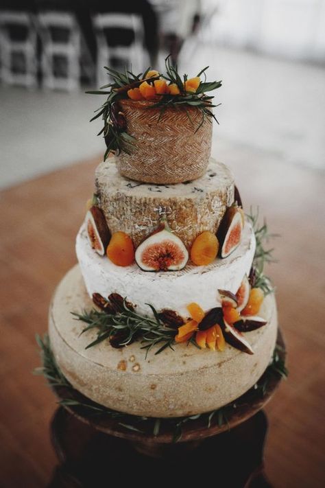 How to Choose A Cheese Wedding Cake - Guide from Poptop Events Planning Platform Wedding Cake Guide, Winter Torte, Dried Fig, Cheese Wedding Cake, Wheel Cake, Orange Wedding Colors, Cheese Wheel, Traditional Wedding Cake, Wedding Cake Recipe