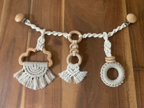 Macrame Teether Diy, Makramee Baby Diy, Baby Macrame Ideas, Macrame Teether, Makramee Baby, Macrame Baby Room, Come Intrecciare, Diy Teethers, Macrame Nursery