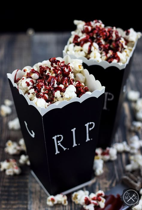 Freddy Krueger Food Ideas, Vampire Halloween Food, Horror 30th Birthday, Spooky Birthday Party Decorations, Classy Halloween Party Ideas, Halloween Food Decor, Halloween Popcorn Ideas, Halloween Snacks Aesthetic, Tvd Birthday Party Ideas