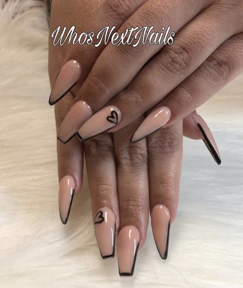 Heart Outline Nails, Black Nails With Heart Design, Black Heart Nail Designs, Black Outline Nails, Black Nails With Heart, Gold Heart Nails, Fancy Black Nails, Black Heart Nails, Simple Stiletto Nails