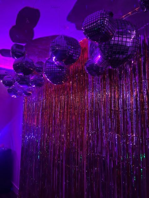 Silver and gold streamers and disco party set up ideas birthday party Preppy Disco Party, Party Set Up Ideas, Brat Birthday, Silver Streamers, Brat Party, Gold Streamers, Ideas Birthday Party, Set Up Ideas