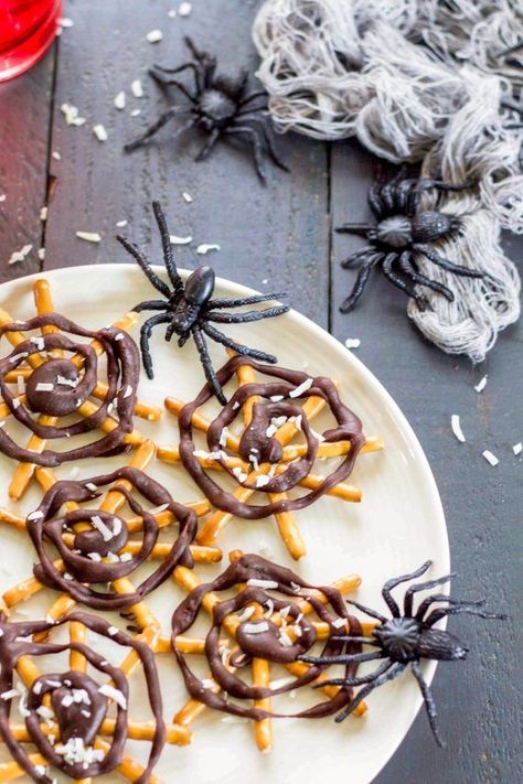 Halloween is fast approaching! Get ready by creating some of these low FODMAP pretzel spiderwebs! These are a FUN and low sugar alternative to candy. The kids (and adults) are sure to LOVE them. #lowFODMAP #glutenfree #dairyfree #halloween Pretzel Spider Webs, Low Fodmap Snack, Scary Halloween Treats, Fodmap Baking, Gluten Free Halloween Treats, Halloween Pretzels, Low Fodmap Snacks, Fodmap Snacks, Gluten Free Pretzels