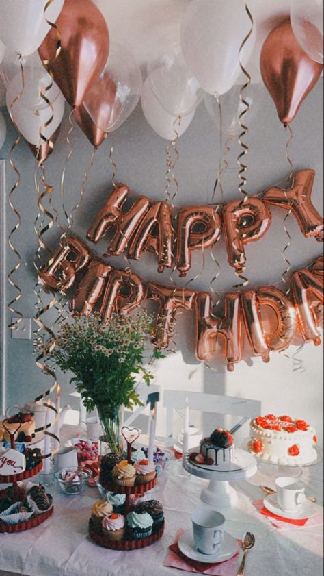 21st Birthday Home Decorations, Small Parties Ideas, Classy Birthday Decorations At Home, Birthday Party At Home Aesthetic, Simple Bday Party Ideas, Aesthetic Birthday Decor At Home, At Home Birthday Decorations, 21st Birthday Decorations At Home, Birthday Decoration Ideas Aesthetic