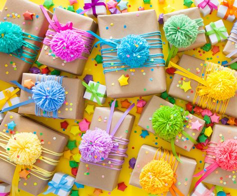 Birthday Wrapping Ideas, Elegant Gift Wrapping Ideas, Packing Ideas Gift, Gift Packing Ideas, Professional Gift Ideas, Chocolate Designs, Cute Gift Wrapping Ideas, Diy Natal, Wrap A Present