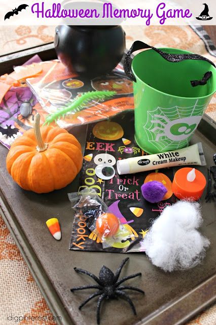 HALLOWEEN MEMORY GAME Entertain the kids at the Halloween party with this fun cookie sheet memory game! All it takes are some items that you probably already have around the house! #halloweengame #halloweenparty #halloweenpartyideas #halloweenpartygames #halloweenmemorygame Halloween Memory Game, Pumpkin Decorating Kits, Diy Halloween Food, Halloween Themed Food, Halloween Napkins, Treat Bucket, Skeleton Decorations, Halloween Party Games, Halloween Treat Bags