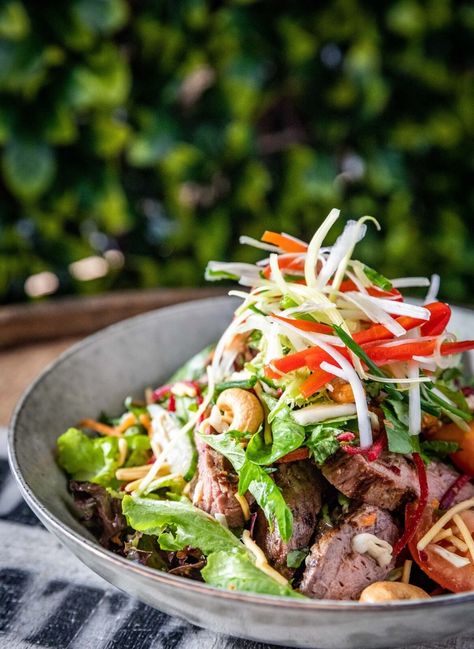 Classic Thai beef salad with chilli and lime - Starts at 60 Thai Beef Salad Recipe, Asian Salad Recipe, Mango Salat, Thai Beef Salad, Thai Beef, Thai Salads, Asian Beef, Beef Salad, Asian Salad