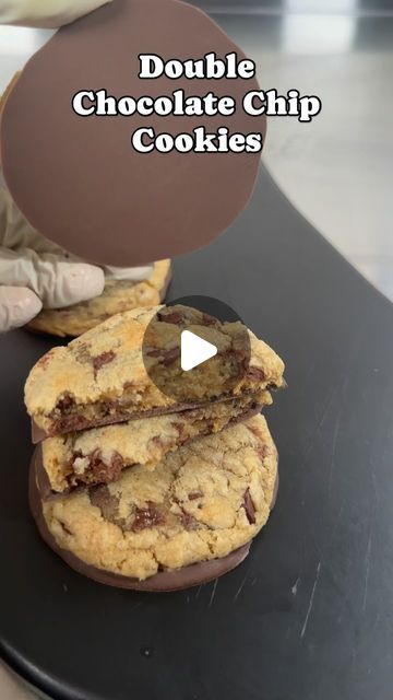 Busy Baking on Instagram: "For my chocolate lovers 🍫 
.
.
.
.
.
#chocolatechip #doublechocolate #cookies #chocolatedippedcookies #buttercream #buttercreamcake #cakedecorating #losangeles #losangelescakes #cake #baker #birthday #birthdaygirl #birthdaycake #inglewood #cakes #smallbusiness #smallbusinessowner #womanownedbusiness #viralcake #viral #desserts" Chocolate Dipped Cookies, Mini Chocolate Chip Cookies, Crispy Cookies, Double Chocolate Chip Cookies, Perfect Chocolate Chip Cookies, Chewy Cookie, Mini Foods, Mini Chocolate Chips, Buttercream Cake