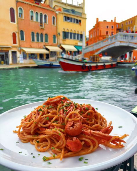 Venice / Italy / Spaghetti / Prawns / Romantic Lunch © Photo by Mia Olevski © Italy Spaghetti Aesthetic, Italy Food Astethic, Lunch In Italy, Italy Food Photography, Italian Food In Italy, Italy Food Aethstetic, Eating Pasta Aesthetic, Italian Food Aethstetic, Spaghetti Prawns