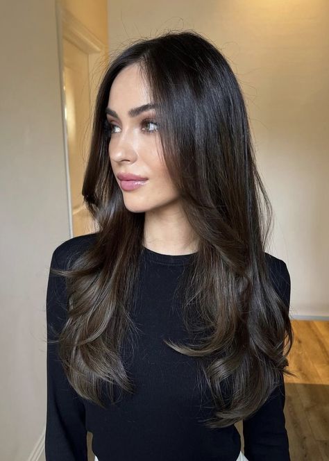 Brunette Hair Cuts, Rambut Brunette, Brown Hair Looks, Hair Inspiration Long, Layered Haircuts For Medium Hair, Brown Hair Inspo, Vlasové Trendy, Hairstyles For Layered Hair, Haircuts For Medium Hair