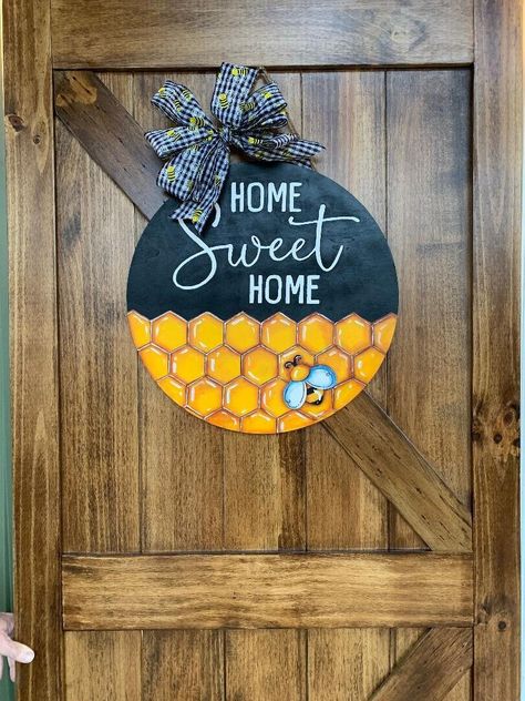 Bee Porch Sign, Honey Bee Door Hanger, Diy Painted Door Hangers, Diy Bees, Painted Bee Hives, Bee Door Hanger, Bee Decorations, Mason Jar Door Hanger, Wood Bees