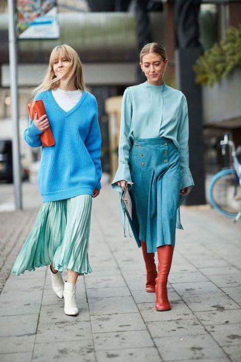 Stockholm Fashion Week, Street Style Fall Winter, Street Style 2018, Walking Down The Street, Shoplook Outfits, Chic Gowns, Scandinavian Fashion, Mode Boho, Pleated Skirts