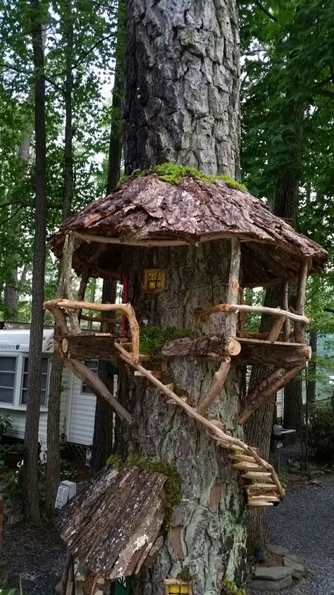 Tre Kunst, Fairy Tree Houses, Tree House Diy, Balcony Decoration, Garden Houses, Fairy House Diy, Magical Tree, Fairy Garden Crafts, Fairy Garden Designs