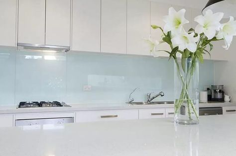 White Kitchen Bench, Glass Backsplash Kitchen, Glass Kitchen Backsplash, Glass Splashbacks Kitchen, Hamptons Kitchen, Kitchen Splashbacks, Glass Backsplash, Kitchen Splashback, Glass Splashback