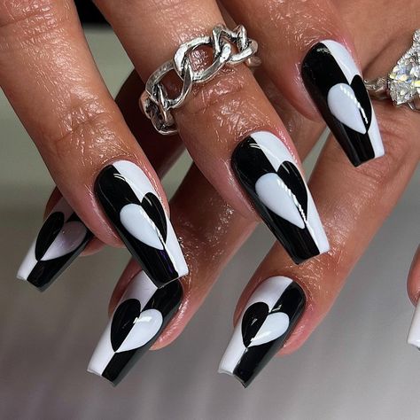 Black And White Valentines Nails, Optical Illusion Nail Art, Optical Illusion Nails, White Valentines Nails, Trendy Valentines Day Nails, Black And White Valentines, Prettiest Nails, Unusual People, Pink White Nails