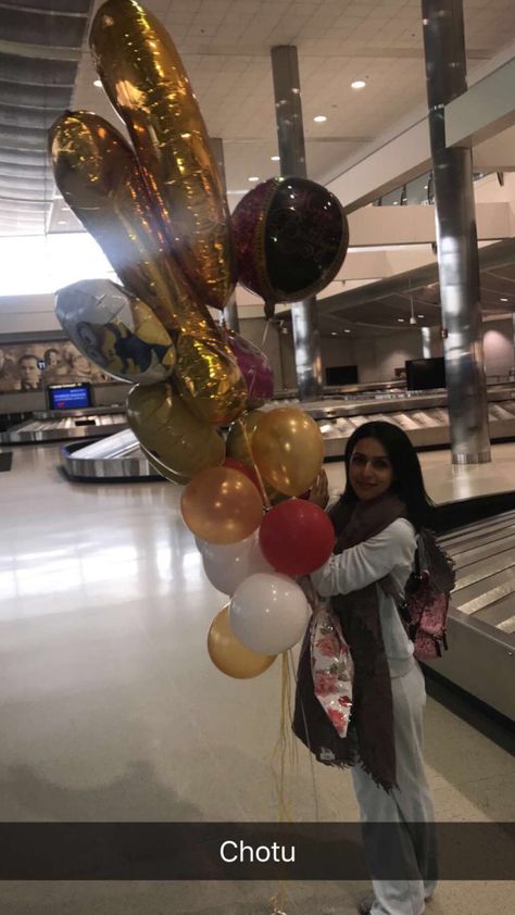 Fun surprises at the airport! Long distance relationship ideas Airport Gifts For Him, Airport Welcome Ideas Boyfriend, Airport Surprise Ideas, Airport Welcome Ideas, Long Distance Relationship Ideas, Airport Welcome Signs, Couples Hidden Face Pics, Face Pics, Surprise Boyfriend