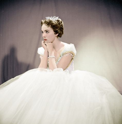 Rodgers And Hammerstein's Cinderella, Cinderella Gown, Tyrone Power, Errol Flynn, Julie Andrews, Humphrey Bogart, Actrices Hollywood, Mary Poppins, White Photo