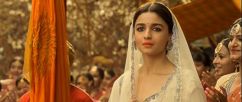 ghar more pardesiya - Kalank Movie Kalank Movie, Ghar More Pardesiya, Alia Bhatt, Weeding, Chain Necklace, India, Chain, Beauty