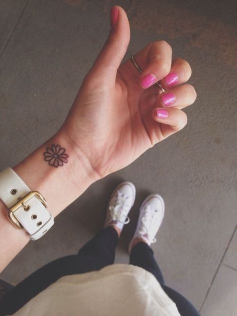 Crazy Daisies, Henne Tattoo, Whimsical Tattoos, Small Henna, Tato Henna, Flower Wrist Tattoos, Simple Henna Tattoo, Wrist Tattoos For Guys, Daisy Tattoo