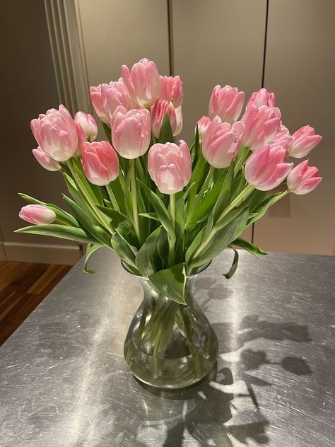 Pink Tulips Centerpieces, Tulip Centerpiece, Luxury Flower Bouquets, Boquette Flowers, Tulips In Vase, Tulip Bouquet, Nothing But Flowers, Flower Therapy, Flowers For You