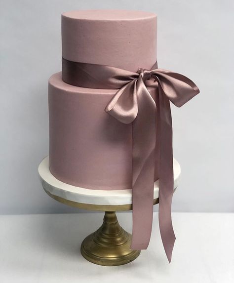 Bride 💍 on Instagram: “Marvellous in mauve #rg #regram @amycakes7” Mauve Wedding Cake, Mauve Cake, Silver Wedding Cake, Debut Ideas, February Wedding, Mauve Wedding, Purple Wedding Theme, Purple Cakes, Elegant Birthday Cakes