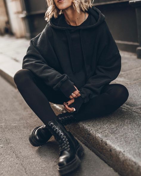 Jacqueline Mikuta (@mikutas) • Instagram photos and videos Hoodie Work Outfit, Black Long Sleeve Outfit Aesthetic, Oversized Hoodie Outfit Winter, Black Hoodie Outfit Women, Black Hoodie Outfit Aesthetic, Big Hoodie Outfit, Oversized Outfit Women, Black Hoodie Aesthetic, Style Oversized Hoodie