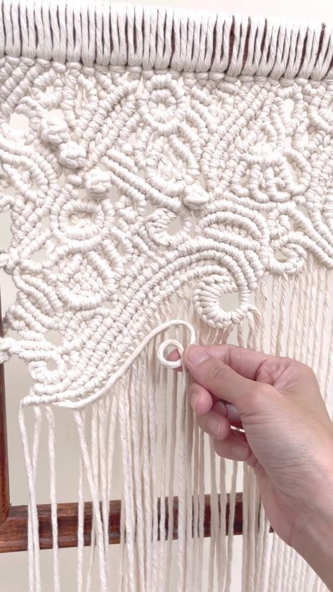 manorfinds on Instagram: Trying to figure out the design as I go along, no solid plan, just freestyling… qué será, será 😁 Also trying to get in as much knots in a… Macrame Wall Hanging Tutorial, Macrame Wall Hanger, Free Macrame Patterns, Macrame Plant Hanger Patterns, Macrame Mandala, Macrame Wall Hangings, Macrame Knots Tutorial, Macrame Knots Pattern, Macrame Wedding