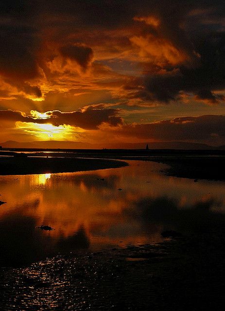 Sunset sea / Horse Island from Ardrossan north shore in North Ayrshire, Scotland Amber Sky, Clouds At Sunset, Painting Dark, Twilight Photos, Sunset Rose, Beautiful Skies, Sunset Sea, Dark Clouds, Elements Of Nature