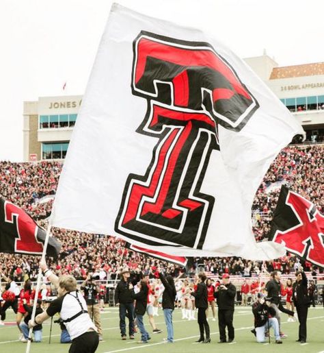 20 Things Every Texas Tech Freshman Needs to Know – SOCIETY19 Texas Tech Football, College Dorm Checklist, Red Raider, College Packing, Summer Courses, Tech Aesthetic, Texas Tech University, Graduation Signs, Texas Girl