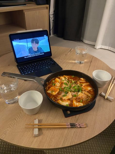 Korean Sleepover Aesthetic, Drama Watching Aesthetic, Korean Date Ideas, Asian Drama Aesthetic, Korean Meals Recipe, Watching Drama Aesthetic, Korean Night Life, Korean Date Aesthetic, Korea Lunch Food