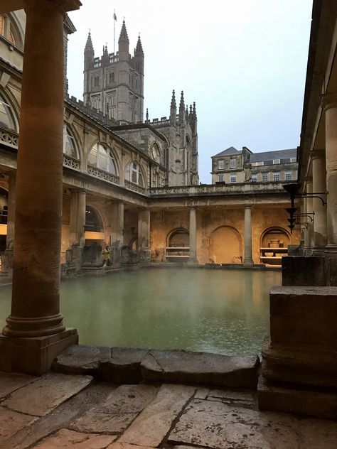 Do you want to visit Bath? Take a train trip or bus trip from London to the Roman city of Bath in Somerset. #BAth #UK #London #bucketlist Bath Town England Uk, Bath Somerset Aesthetic, City Of Bath England, Bath United Kingdom, Bath City England, Bath City Aesthetic, Bath Uk Aesthetic, Summer In The Uk, Bath England Aesthetic