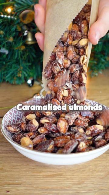 Maya // vegan recipes on Instagram: "CARAMELISED ALMONDS 🎄 On of my favorite snacks in Christmas time! It’s easy to make and you just can’t stop snacking them. 😋 Much love Maya✨ RECIPE (5 servings, 15min prep time): -1 cup (200g) sugar -3/8 cup (100ml) water -optionally: a little cinnamon and vanilla extract Heat it up, stir and bring it to a bubble -200g almonds Stir them in and let them caramelise for 5-7mins while stirring constantly. Place on a parchment paper and let them harden. Then br Stop Snacking, Jul Mad, Sweet Dishes Recipes, Candy Recipes Homemade, Tasty Recipes Videos, Nut Recipes, Snacks Saludables, Easy Baking Recipes Desserts, حلويات صحية