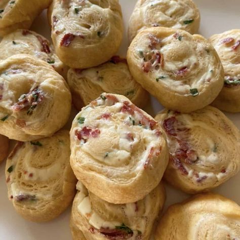 These little bacon cream cheese crescent rolls are so simple to make, have minimal ingredients, and are packed with flavor! This recipe is part of our holiday traditions, especially during cold weather months, when a couple extra pounds never hurt anyone. #appetizerideas #baconrecipes #thanksgivingappetizers #christmasappetizers #holidaycooking #holidayappetizers Bacon Crescent Rolls, Holiday Appitizers, Pinwheel Appetizers Easy, Pinwheel Appetizer, Crescent Roll Appetizers, Quick Appetizer, Cream Cheese Crescent Rolls, Pinwheel Appetizers, Cheese Crescent Rolls