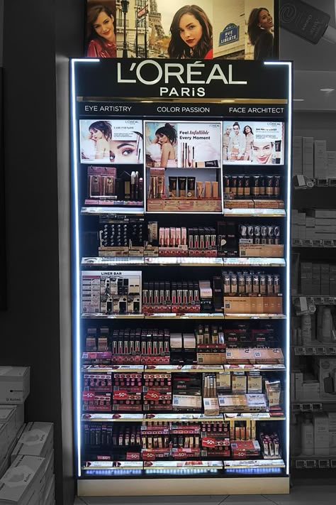 Makeup Display Ideas, Makeup Stores, Beauty Shop Decor, Rak Display, Stores Design, Fancy Store, Cosmetics Display Stand, Home Beauty Salon, Paris Markets