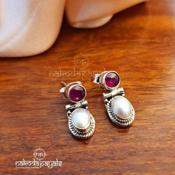 Chandi Earrings Design, Silver Earrings Indian, Minimalistic Jewellery, Pearls Jewelry Diy, Nakoda Payals, Silver Anklets Designs, Silver Jhumkas, Small Earrings Gold, Silver Jewelry Accessories