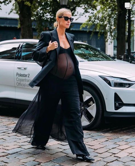 Cecilie Thorsmark | CPHFW appreciation post pt 3 - from the most lovely guests to inspiring talks, the revelation of W&V finalists and me and my best friend… | Instagram Cool Pregnancy Outfits, Preggo Fashion, Maternity Chic, Robes Vintage, Stylish Maternity Outfits, Street Style Photos, Pregnancy Looks, Easy Hairstyle, Copenhagen Style