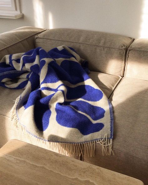 Back in stock - ARKET’s collaboration with artist and illustrator @linneaandast in production with @klippanyllefabrik, soft lambswool blankets featuring one of Linnea’s signature motifs sinuous branch and leaf textures. - Photo by @nisi - #ARKET #linneaandersson Chic Minimalista, Interior Minimalista, Chic Interior Design, Chic Interior, Interior Modern, Cheap Decor, Cheap Home Decor, My New Room, Interior Inspo