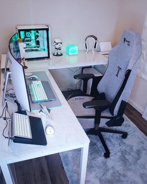 Rate this white themed gaming setup 1-10! 🌟 [via @leastfavoriteplayer] Such a clean looking gaming setup! Would you believe this is her first setup? Amazing! 🔥 Off the bat, she is using two 63inch desks to make it an L shape which has given her ample desk space to work with. The surfaces have been wrapped in vinyl to give that elegant Grey Marble look. I love the overall white theme which complements and contrasts well with her dark wood flooring. The gaming chair is the Secretlab TITAN XL in White Gaming Chair, Dark Desk, Game Desk, White Swivel Chairs, Gaming Studio, Gamer Bedroom, Build A Pc, Best Gaming Setup, Setup Gamer