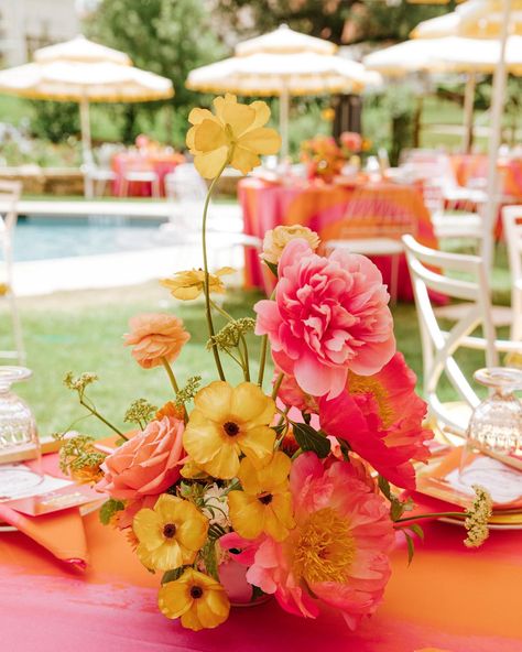 These hot summer days have us thinking about pool parties, hula-hoops, and floating flowers glistening in the sun 🌞 Happy Memorial Day weekend ya’ll! Bud Vase Centerpiece, Happy Memorial Day Weekend, Orange And Pink Wedding, Event Proposal, Pink Wedding Centerpieces, Brand Activation, Hula Hoops, Flower Bar, Floating Flowers