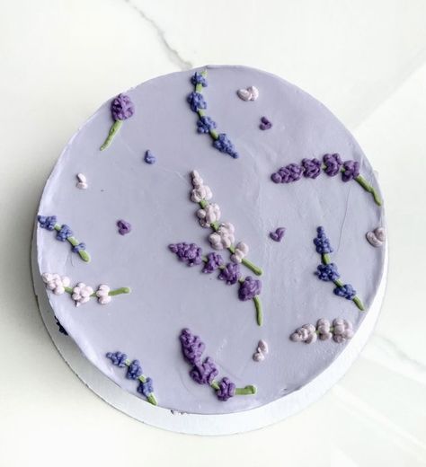 Lavender Design Cake, Floral Cake Purple, Lavender Bento Cake, Purple Floral Cake Birthday, Minimalist Purple Cake, Pretty Purple Cakes, Lavender Colored Cake, Purple Bento Cake Design, Lavender Cake Ideas