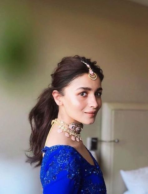 #aliabhatt #haircut #hairstyles Quick Bun, Alia Bhatt Hairstyles, Messy Ponytail Hairstyles, Lehenga Hairstyles, Wedding Ponytail, Hairstyles For Indian Wedding, Hair Style On Saree, Saree Hairstyles, Pony Hairstyles