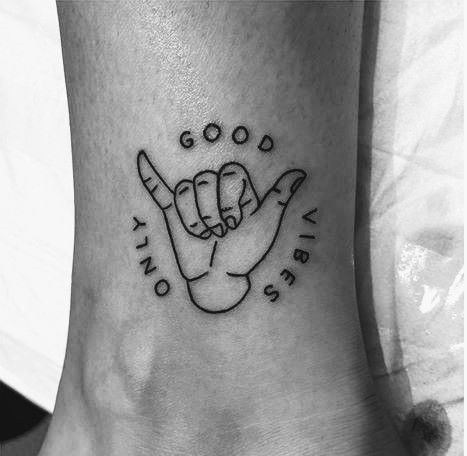 Shaka Tattoo, Good Vibes Tattoo, Piercings Earrings, Tato Suku, Tatuagem Masculina Pequena, Simple Tattoos For Guys, Small Forearm Tattoos, Neck Tattoo For Guys, Inspiration Tattoos