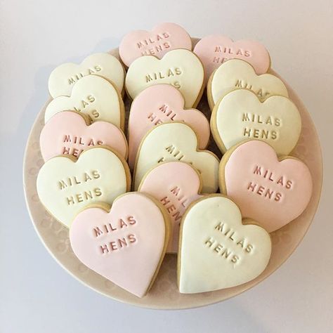 Decorated sugar cookies with a personalized message "MILAS HENS". Stamped on fondant Hens Cookies, Biscuit Favours, Hen Party Food, Diy Sugar Cookies, Hen Party Cakes, Art Cookies, Biscuit Ideas, Biscuit Decoration, Champagne Birthday