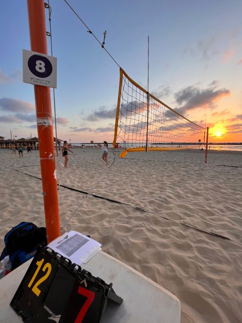 Volley Ball Aesthetic Girl, Beach Volley Ball Aesthetic, Beach Volleyball Tournament, Playing Volleyball Aesthetic, Volleyball Court Aesthetic, Volleyball Player Aesthetic, Libero Volleyball Aesthetic, Beach Volley Aesthetic, Volleyball At The Beach