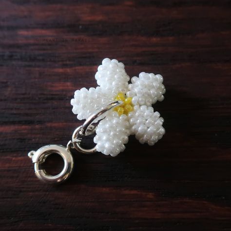 Beaded Charms, Бисер Twin, Seed Bead Flowers, Bead Flower, Beading Jewelery, Tiny Beads, Bead Charms Diy, Gelang Manik, Handmade Jewelry Tutorials