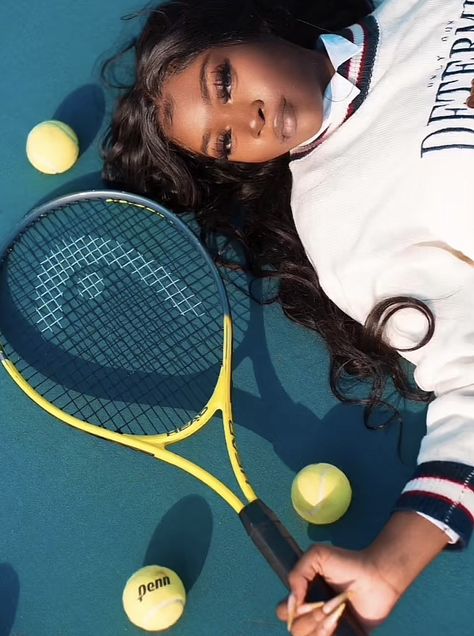 Tennis Court Graduation Photoshoot, Tennis Photoshoot Ideas Photo Shoot, Tennis Photoshoot Ideas Black Women, Tennis Graduation Pictures, Tennis Photoshoot Ideas, Tennis Fashion Photography, Campus Photoshoot, Tennis Senior Pictures, Tennis Shoot