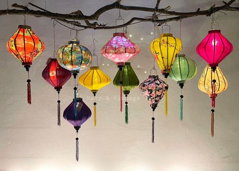 Silk Lanterns Decor, Japanese Lantern Decor, Hanging Lantern Decor, Wedding Lighting Ideas, Colorful Lanterns, Silk Lanterns, Asian Inspired Decor, Decorative Lanterns, Chinese Paper Lanterns